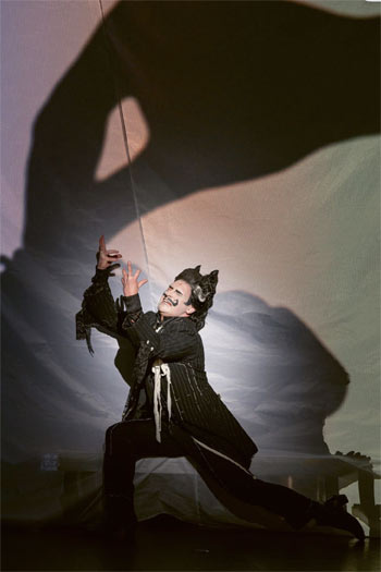 The Addams Family - Gomez Addams im Hintergrund das eiskalte Händchen - Theaterakademie August Everding (©Foto: Lioba Schoeneck) 